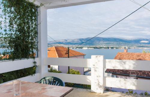 Arbanija Apartamento | A1 - large apt with big terrace balcony & sea view