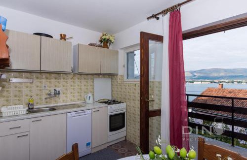 Arbanija Apartamento | A1 - large apt with big terrace balcony & sea view