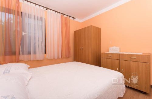 Arbanija Apartamento | A1 - large apt with big terrace balcony & sea view