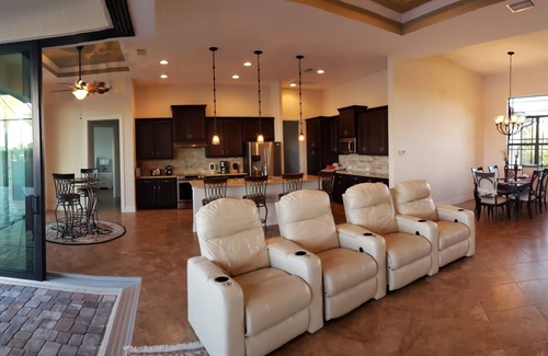 South Gulf Cove Casa | Casa lujosa / moderna / nueva a estrenar en el canal en SW Florida con piscina climatizada y spa