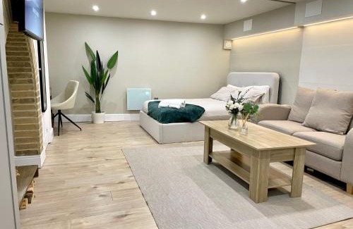 Luton Apartamento | A2 HighTown Apartment, Steps from Luton Train Station
