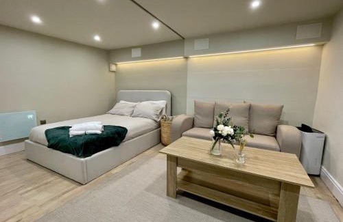 Luton Apartamento | A2 HighTown Apartment, Steps from Luton Train Station