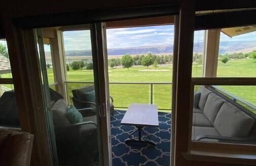 Quincy Casa | A28 condo by large pool/shuttle