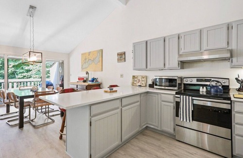 Fontana Condominio | Abbey Springs Escape Condo |Pet Friendly |Wrap-Around Deck |Secluded |Golf Cart Included* | Pool