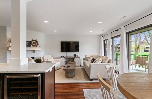 Fontana-on-Geneva Lake Villa | Abbey Villa Escape - Luxury Fontana Condo w/ Private Association Pool!