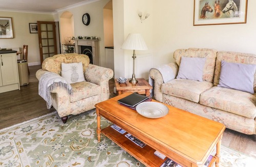 Kelso Cabaña | ABBEYSIDE COTTAGE, with a garden in Kelso