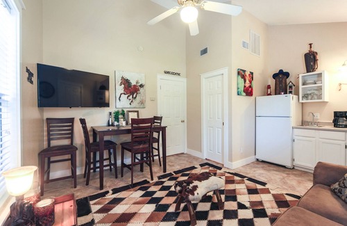Fredericksburg Cabaña | Abby's Place Suite 5 - ¡Vaquera arriba!