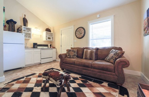 Fredericksburg Cabaña | Abby's Place Suite 5 - ¡Vaquera arriba!