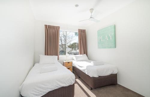 Broadwater Casa | Abbys Villa - 3BR - Pool - Tennis - Family
