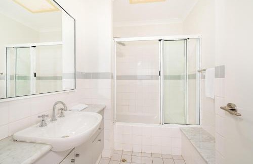 Broadwater Casa | Abbys Villa - 3BR - Pool - Tennis - Family