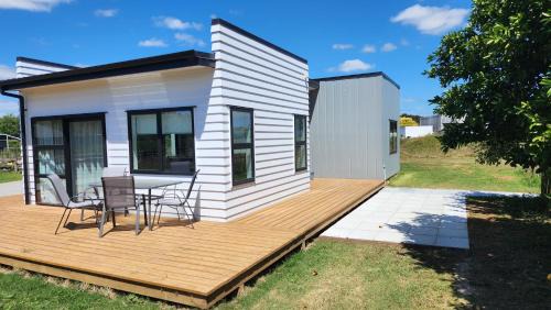 Tamahere Casa | Aberdeen Cottage with Hobbit House sleep-out