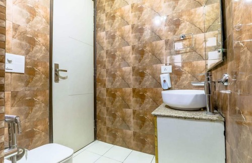 Sushant Lok Apartamento | Abode near Fortis hospital w balcony and elevator