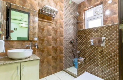 Sushant Lok Apartamento | Abode near Fortis hospital w balcony and elevator