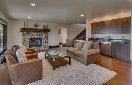 Incline Village Casa | Above and Beyond - Incline Village Lakeview: 4 BR / 8 BA cinco habitaciones en Incline Village, capacidad para 12