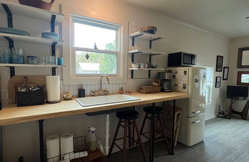 La Grange Apartamento | Above the pink stairs ~ a quiet eclectic garage apartment.