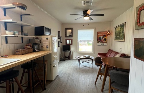 La Grange Apartamento | Above the pink stairs ~ a quiet eclectic garage apartment.