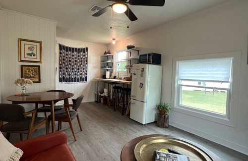 La Grange Apartamento | Above the pink stairs ~ a quiet eclectic garage apartment.