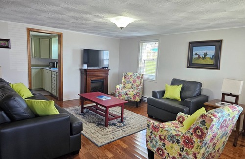 Twillingate Casa | Above The Tickle Twillingate Vacation Home. Traditional Saltbox House est 1901