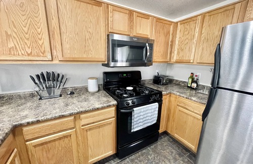 North Valley Condominio | ABQ Condo with Pool, Gym, and Mountain Views