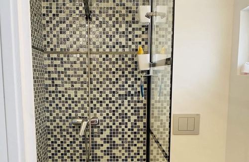 Castres Cama Y Desayuno | Abrilove Petit Studio de 15 m², Coin Cuisine, Salle de Bain