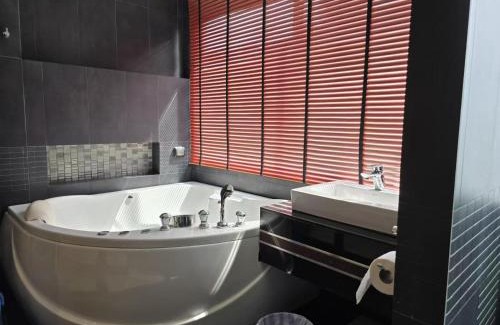 Patong Apartamento | Absolute Bangla Jacuzzi Suites Condo