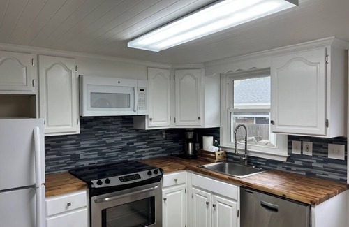 Northeast Virginia Beach Casa | Absolute Beach 4bdrm/9guests vacation gem steps to beach