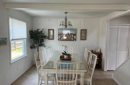 Northeast Virginia Beach Casa | Absolute Beach 4bedrooms-3bath steps to beach