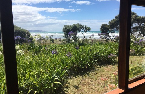Waimarama Casa | Absolute beach front - Waimarama Holiday Home