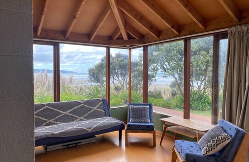Waimarama Casa | Absolute beach front - Waimarama Holiday Home