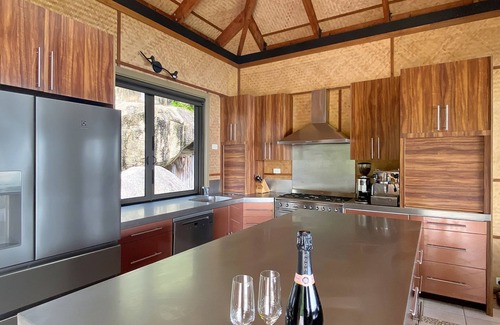 Horseshoe Bay Casa | Absolute Beachfront Master