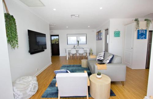 Semaphore Park Apartamento | Absolute beachfront 2 bedroom unit Sandy Feet 3