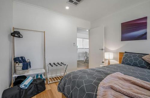 Semaphore Park Apartamento | Absolute beachfront 2 bedroom unit Sandy Feet 3