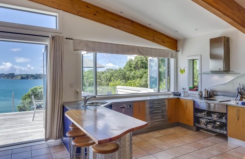 Oneroa Casa | Absolute Beachfront - Oneroa Bay - Enjoy gazing over Oneroa Beach from this impressive 2-story, 3-bedroom holiday house with a Spanish-inspired theme. Accommodating 8 guests who will all enjoy sitting directly beach front. Providing luxurious accommo