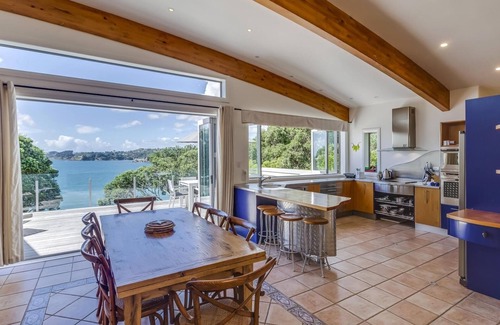 Oneroa Casa | Absolute Beachfront - Oneroa Bay - Enjoy gazing over Oneroa Beach from this impressive 2-story, 3-bedroom holiday house with a Spanish-inspired theme. Accommodating 8 guests who will all enjoy sitting directly beach front. Providing luxurious accommo