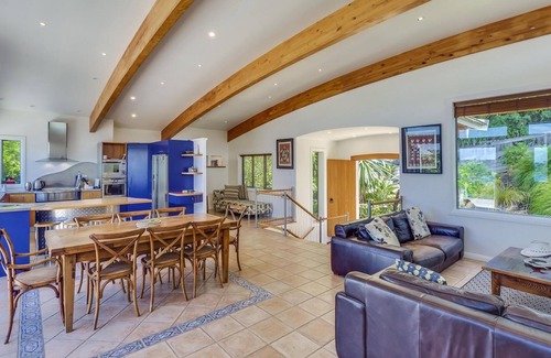 Oneroa Casa | Absolute Beachfront - Oneroa Bay - Enjoy gazing over Oneroa Beach from this impressive 2-story, 3-bedroom holiday house with a Spanish-inspired theme. Accommodating 8 guests who will all enjoy sitting directly beach front. Providing luxurious accommo