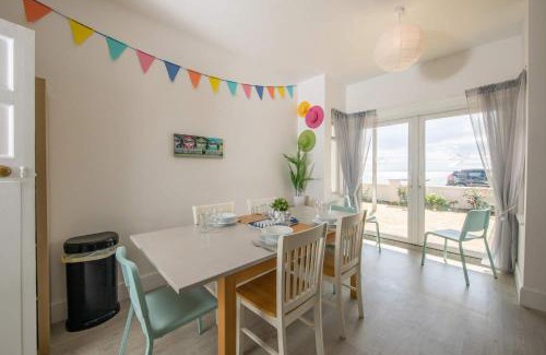 Bognor Regis Apartamento | Absolute Beachfront with Decked Garden Oasis and Views