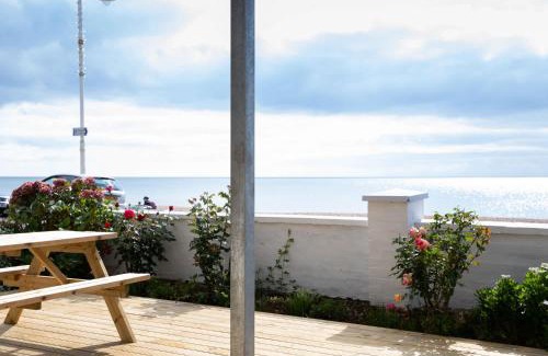 Bognor Regis Apartamento | Absolute Beachfront with Decked Garden Oasis and Views