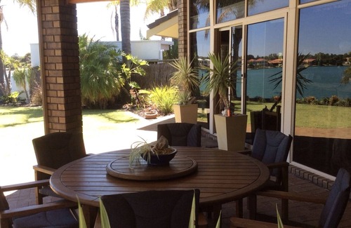 West Lakes Casa | Absolute Lake Front West Lakes