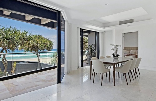 Gold Coast Villa | Absolute Main Beach, Main Beach