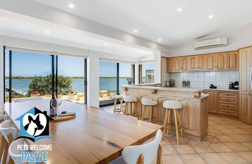 Nangkita Casa | Fachada de agua absoluta con embarcadero + rampa para botes