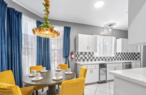 Colee Hammock Villa | Abstract 5-bedroom Villa + Pool @ Las Olas Steps To The Beach