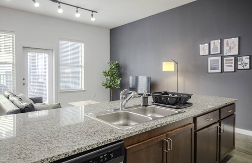South Main Historic District Apartamento | Abstract KING SUITE downtown with POOL and GYM