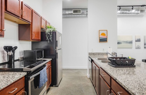 South Main Historic District Apartamento | Abstract KING SUITE downtown with POOL and GYM