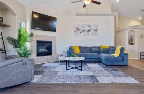 Visalia Casa | Abundant 3B/2b House Pet Friendly