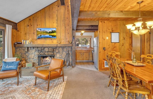 Sunriver Cabina | Ac, pet friendly, walking distance to Fort Rock Park, 8 aquatic center passes