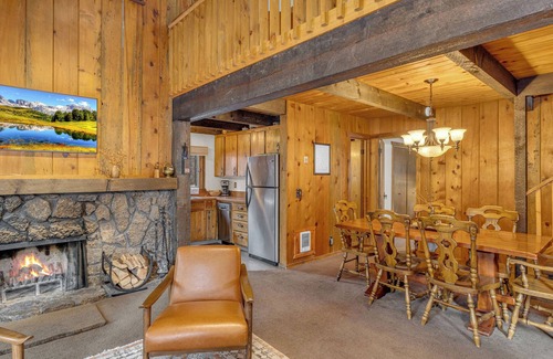 Sunriver Cabina | Ac, pet friendly, walking distance to Fort Rock Park, 8 aquatic center passes