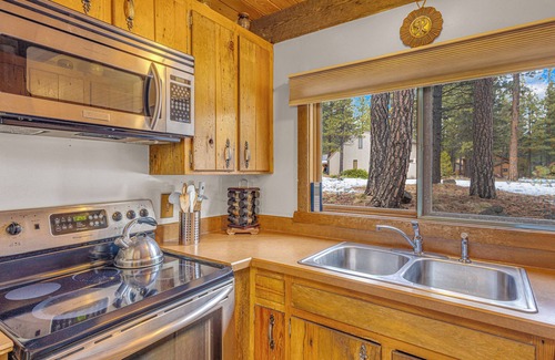Sunriver Cabina | Ac, pet friendly, walking distance to Fort Rock Park, 8 aquatic center passes