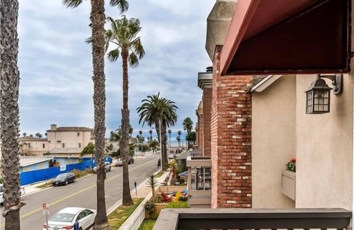Huntington Beach Casa | AC, spa, bikes, deck, Steps to beach and shops