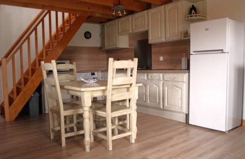 Cherbonnieres Cabaña | Acacia, cosy gîte with large private terrace, shared swimming pool heated to 28°C