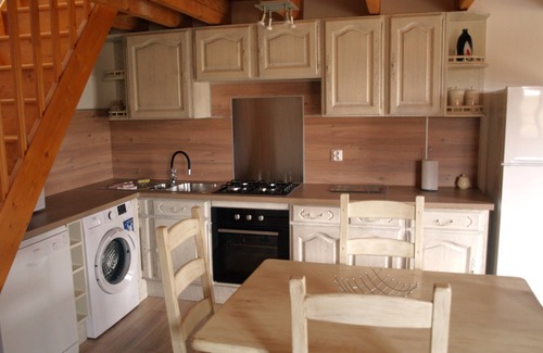 Cherbonnieres Cabaña | Acacia, cosy gîte with large private terrace, shared swimming pool heated to 28°C